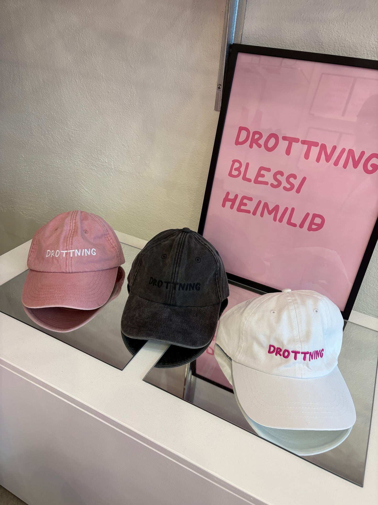 Drottningar – Derhufa Svört